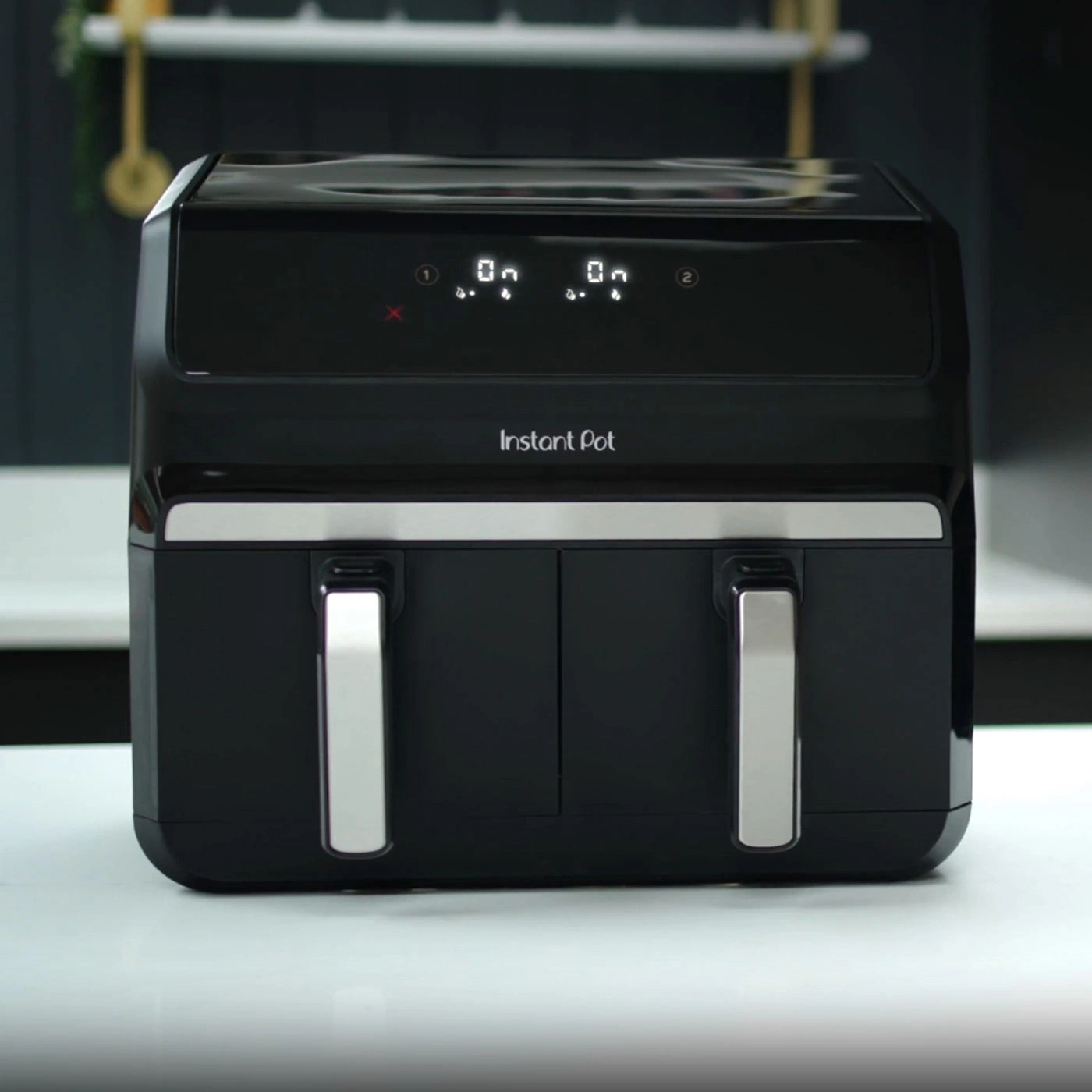 Ein schwarzer Instant Pot mit zwei Schubladen und einem digitalen Display.