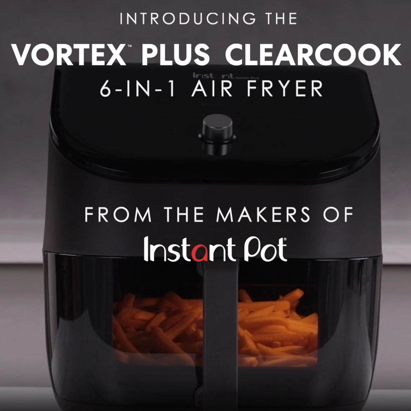 Ein schwarzer Instant Pot Vortex Plus Clearcook 6-in-1 Air Fryer mit Pommes Frites.