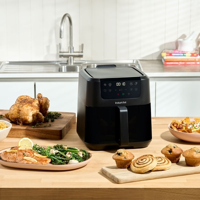 Luftfritteuse mit Essen: Hähnchen, Lachs, Gemüse, Muffins, Nachos