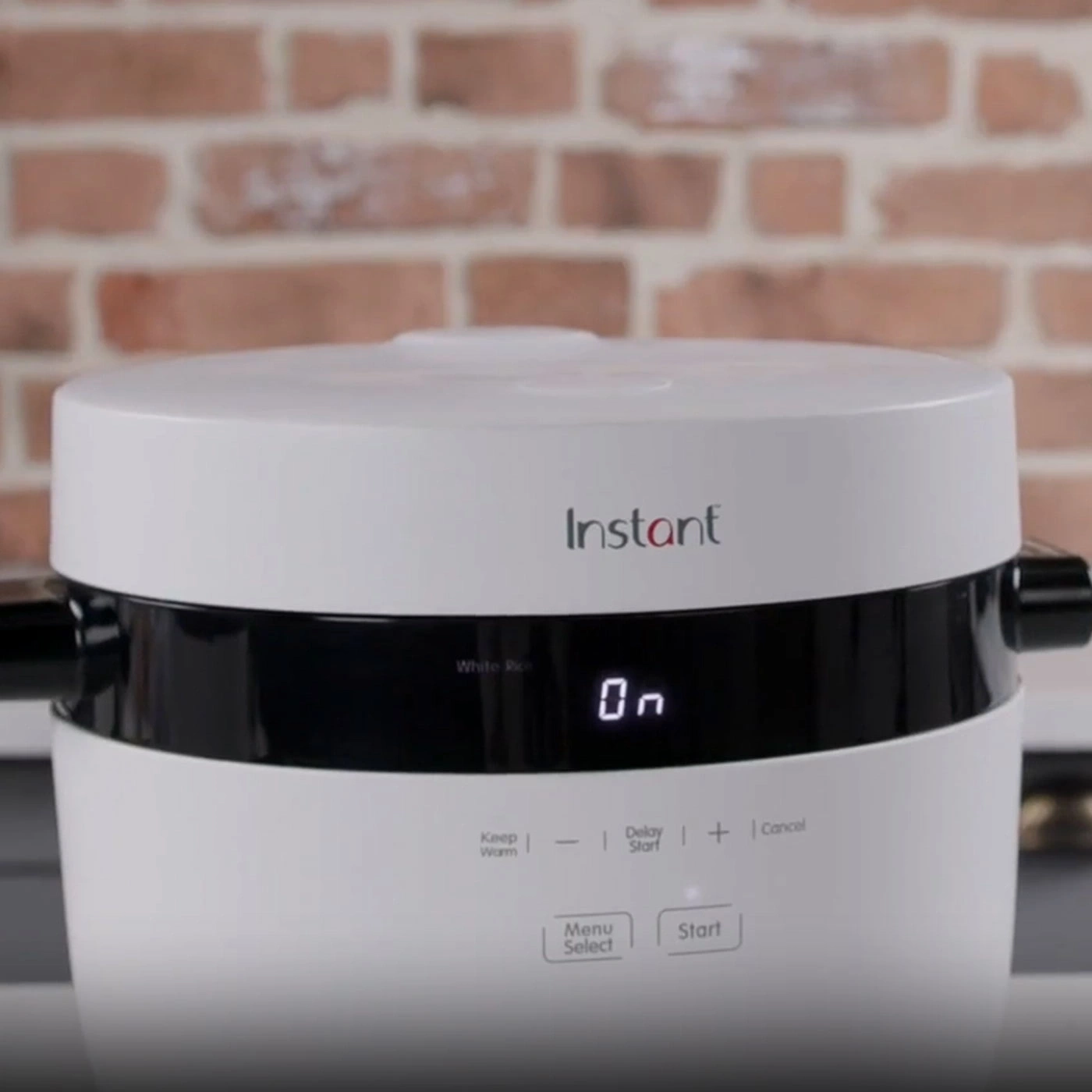 Ein Instant Pot Reiskocher mit "On" Anzeige und Bedienelementen.