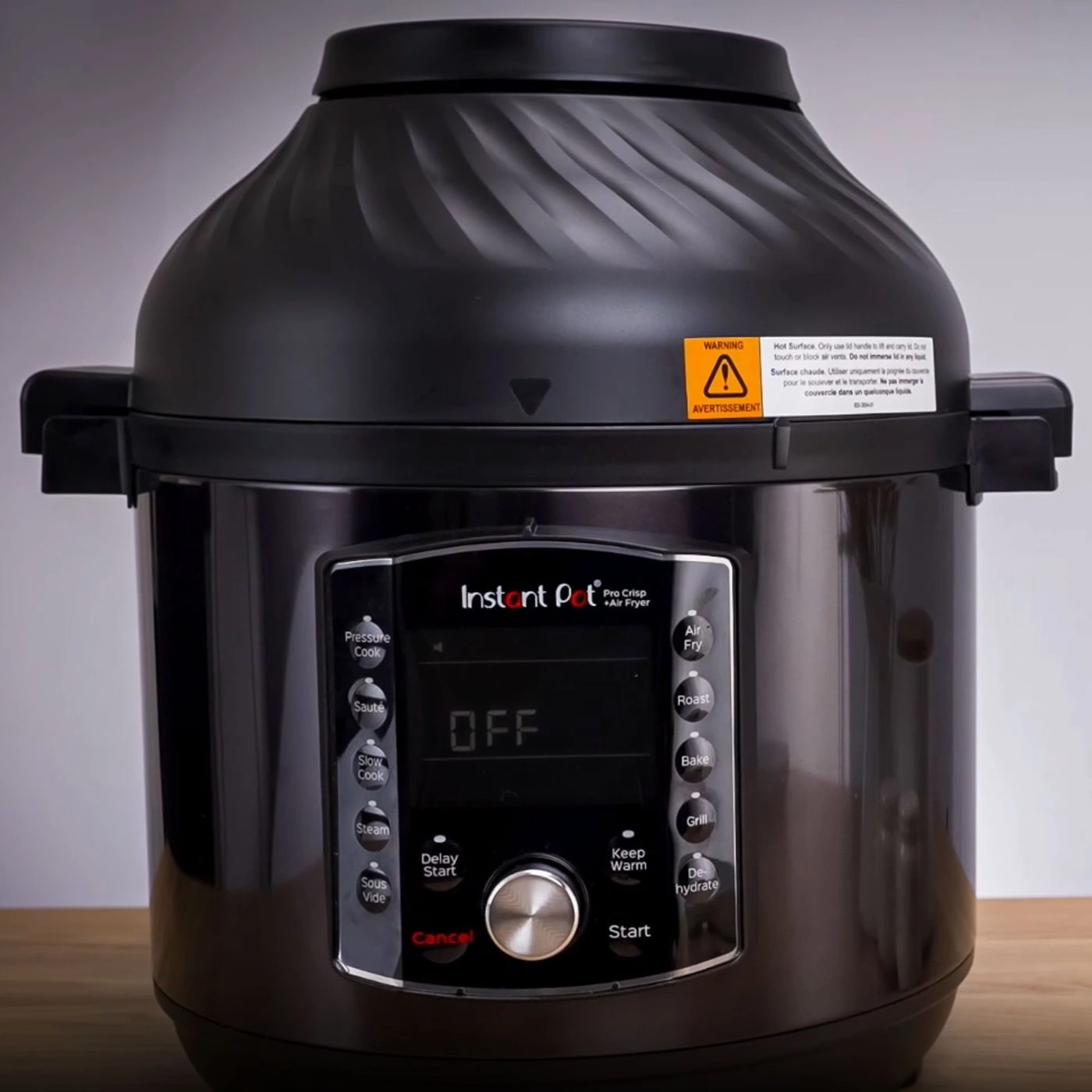 Schwarzer Instant Pot Pro Crisp mit Air Fryer-Funktion auf einem Holztisch.