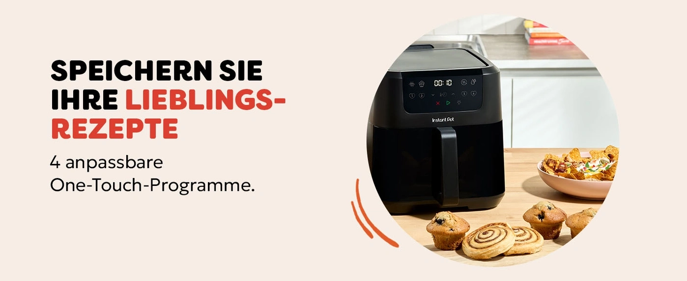 Ein schwarzer Instant Pot Heißluftfritteuse mit Gebäck und Nachos daneben.