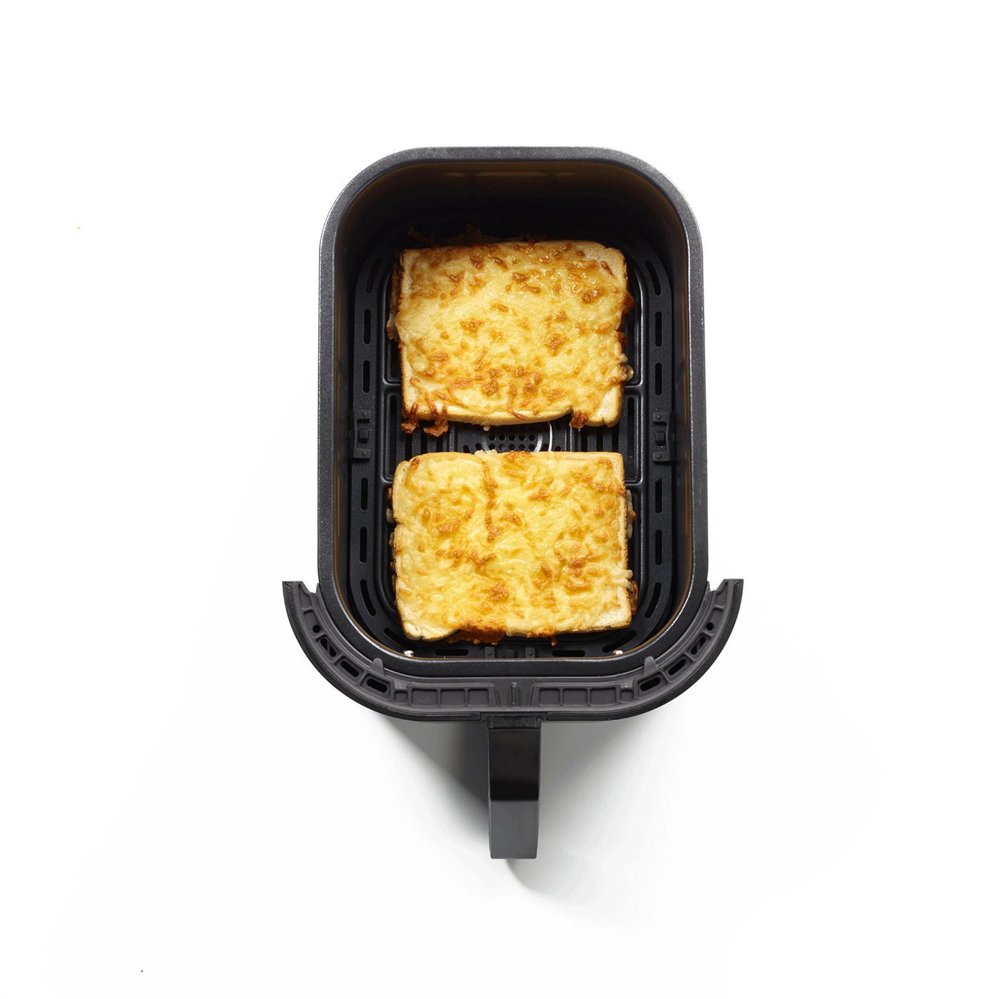 Luftfritteuse mit zwei Käsetoastbroten auf weißem Hintergrund