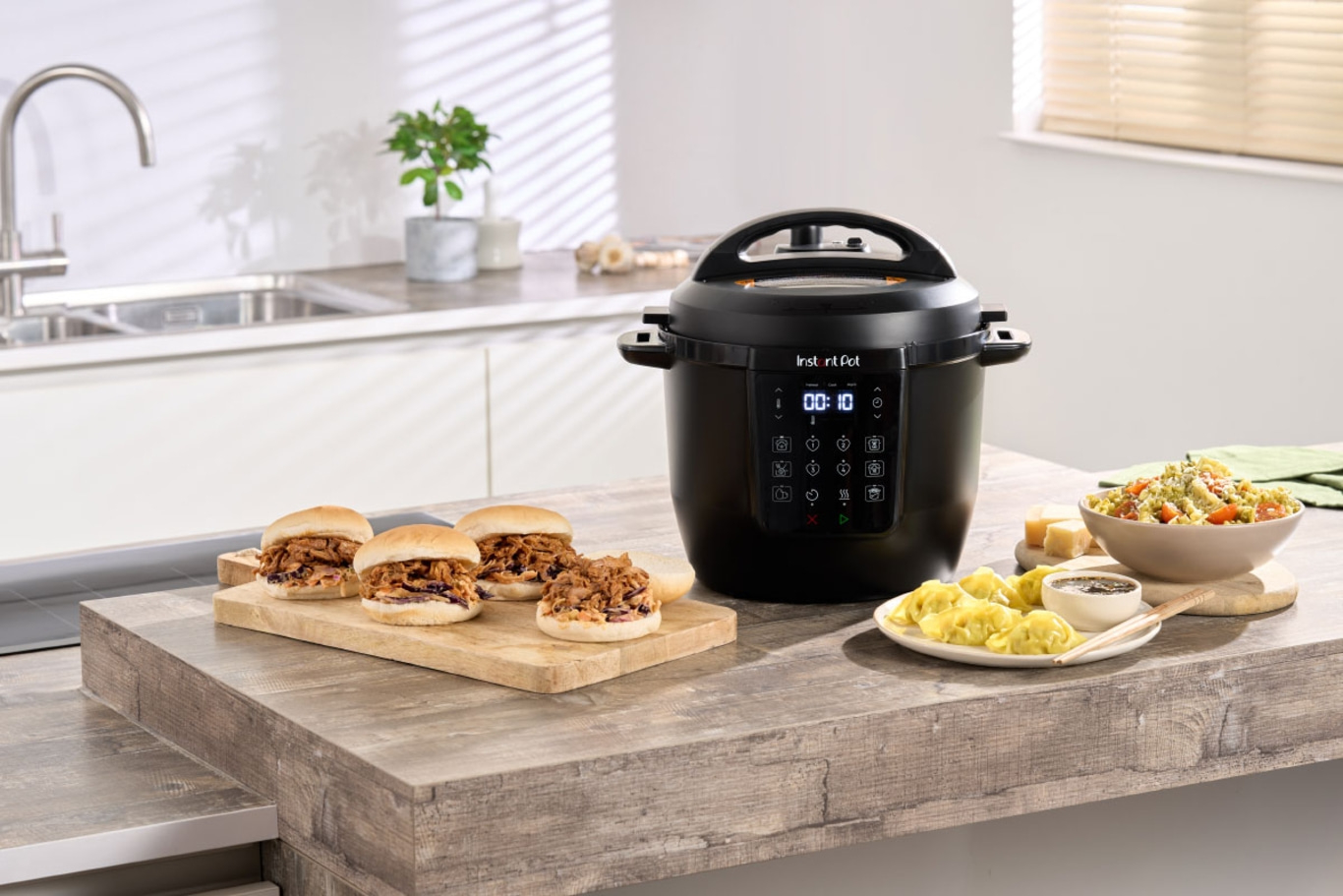 Instant Pot mit Essen: Burger, Knödel, Reis, Küche, Mahlzeit, Kochen, Gerät, schwarz