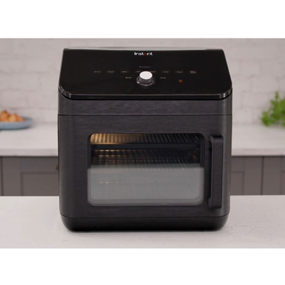 Schwarze Instant-Heißluftfritteuse mit Bedienfeld und Griff, bereit zum Kochen.