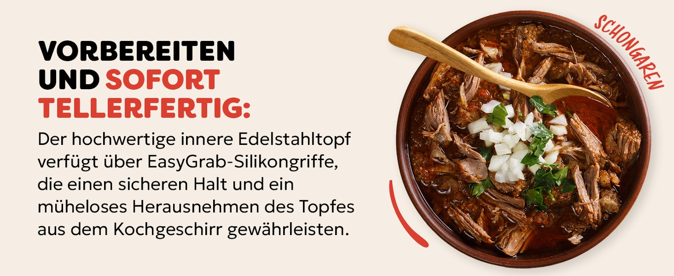 Eintopf mit Fleisch, Zwiebeln und Kräutern, bereit zum Servieren, Schonend gegart.