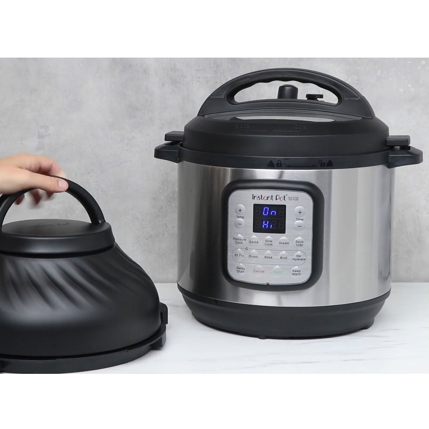 Instant Pot mit Zubehör, bereit zum Kochen und Braten, mit digitaler Anzeige und Bedienelementen.