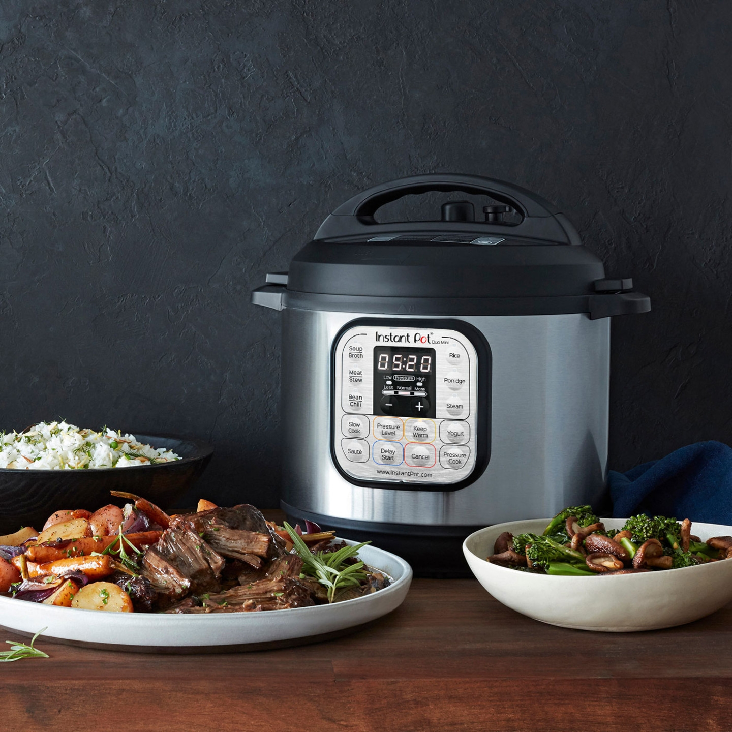 Instant Pot mit Essen. Gericht mit Gemüse und Fleisch. Kochen.