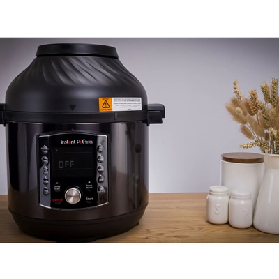 Instant Pot Pro Crisp Air Fryer, schwarz, mit Bedienfeld und Warnhinweis.