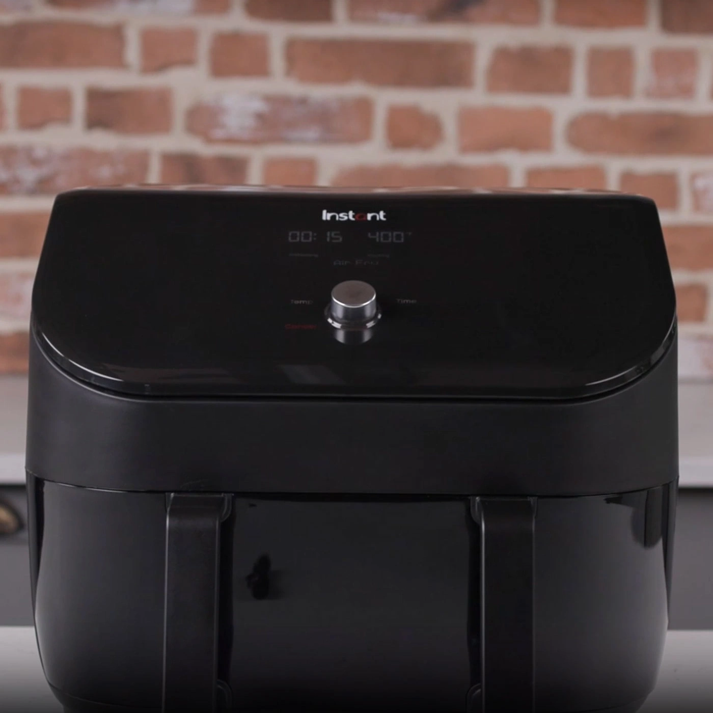 Schwarzer Instant Pot Air Fryer mit digitaler Anzeige und Drehregler