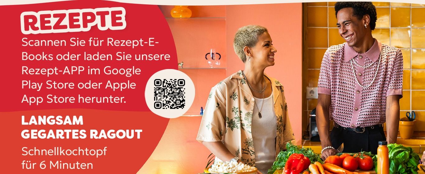 Zwei Personen in der Küche, die lächeln, mit Gemüse und Rezept-App-Werbung.