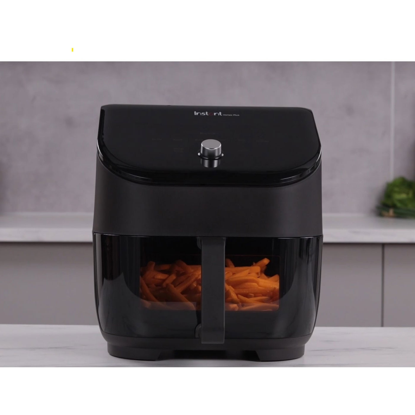 Schwarze Fritteuse mit Pommes Frites, Instant Vortex Plus, Küche