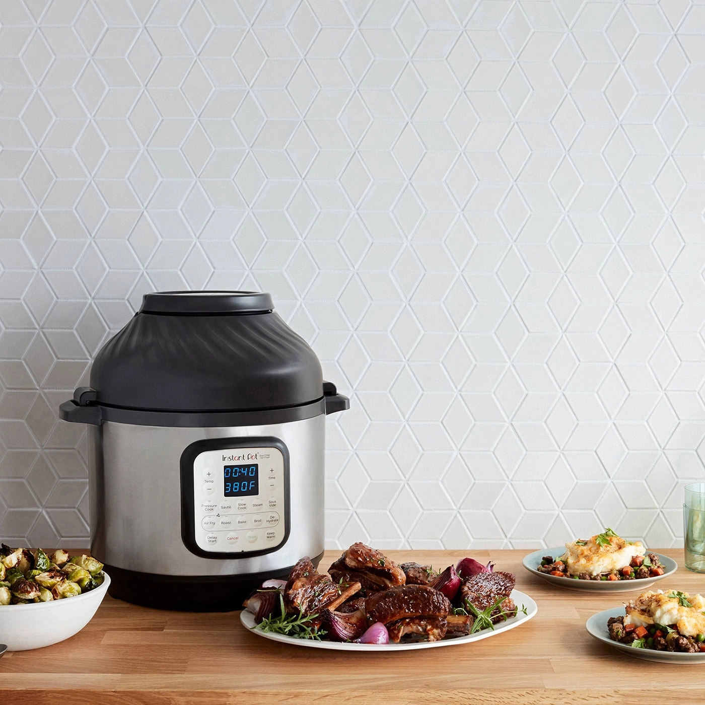 Instant Pot mit Essen auf dem Tisch, Küche mit weißer Wand und Holzplatte.