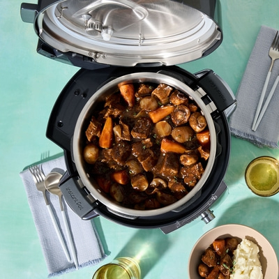 Instant Pot mit Eintopf, Karotten, Zwiebeln, Pilzen und Beilagen