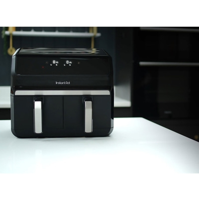 Schwarze Instant Pot Heißluftfritteuse auf weißem Tisch, Nahaufnahme.