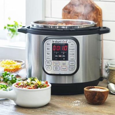 Instant Pot mit Essen, Schüssel mit Essen, Holztisch, Zutaten, Küche, Kochen, Mahlzeit, Gericht