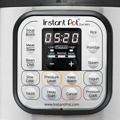 Instant Pot Duo Mini, Kochfeld mit verschiedenen Kochprogrammen und Zeitanzeige.