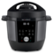 Schwarzer Instant Pot mit digitaler Anzeige und verschiedenen Kochfunktionen.